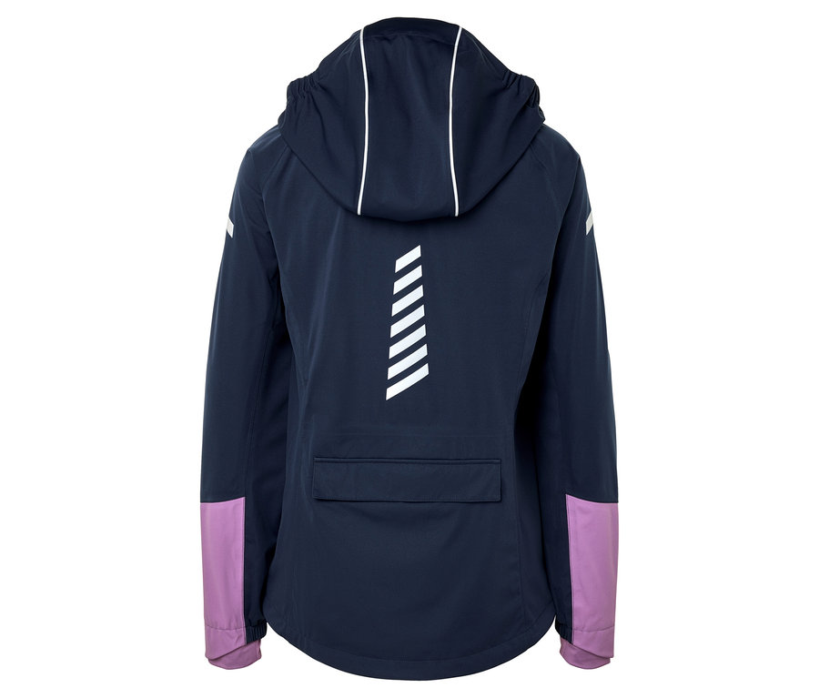 Arkadan görünümü lacivert kapüşonlu, beyaz şeritli ve mor kollu ceket.