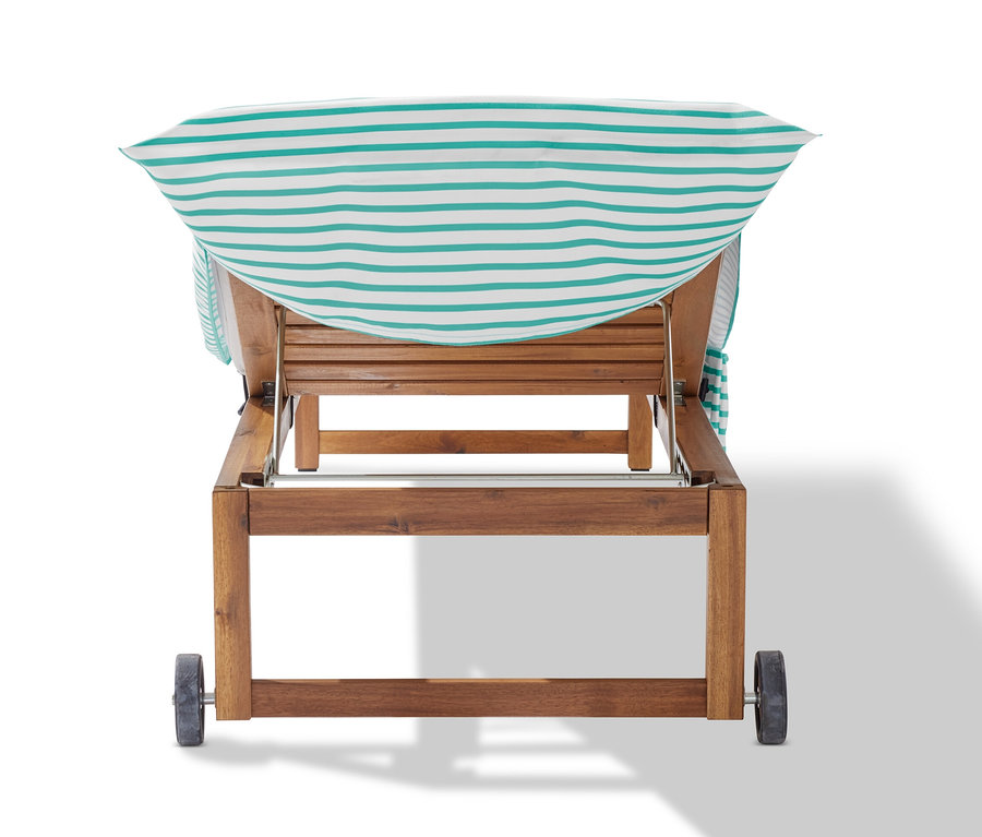 Tekerlekli ahşap şezlongun ve çizgili bir Outdoor Havlu'nun arka görünümü.
