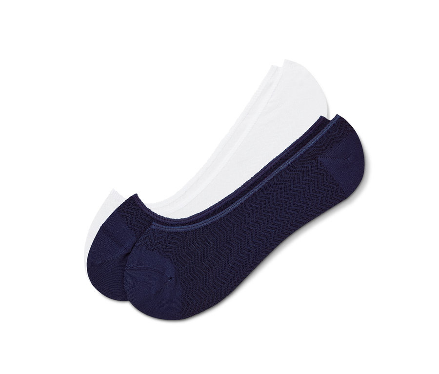 İki çift sneaker çorabı, biri beyaz, biri lacivert.