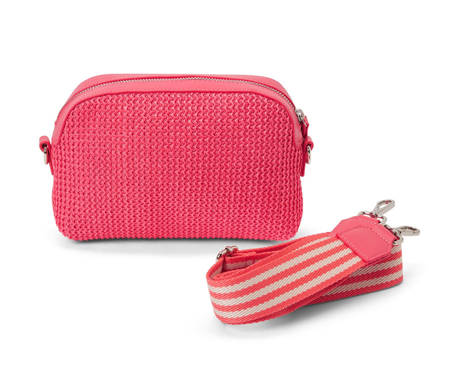 Pembe bir omuz çantası ve pembe beyaz çizgili bir askı.