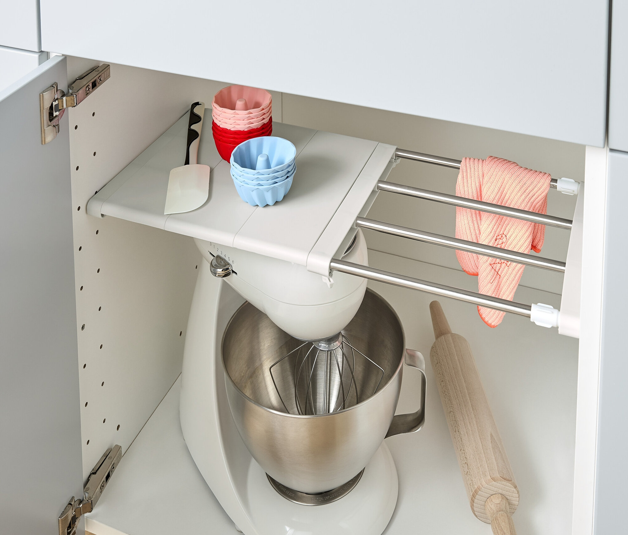 Mutfak dolabının içinde esnek raf, mutfak robotu, oklava ve silikon kalıplar bulunmaktadır.