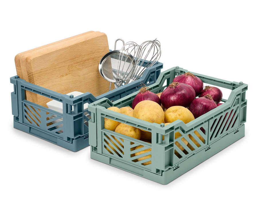 İki katlanabilir kutu: biri kesme tahtası ve mutfak gereçleri olan mavi, diğeri patates ve soğan olan yeşil.
