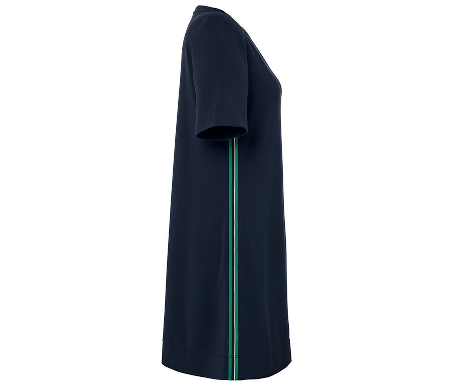 Yan tarafında yeşil şerit bulunan, kısa kollu, lacivert elbise.