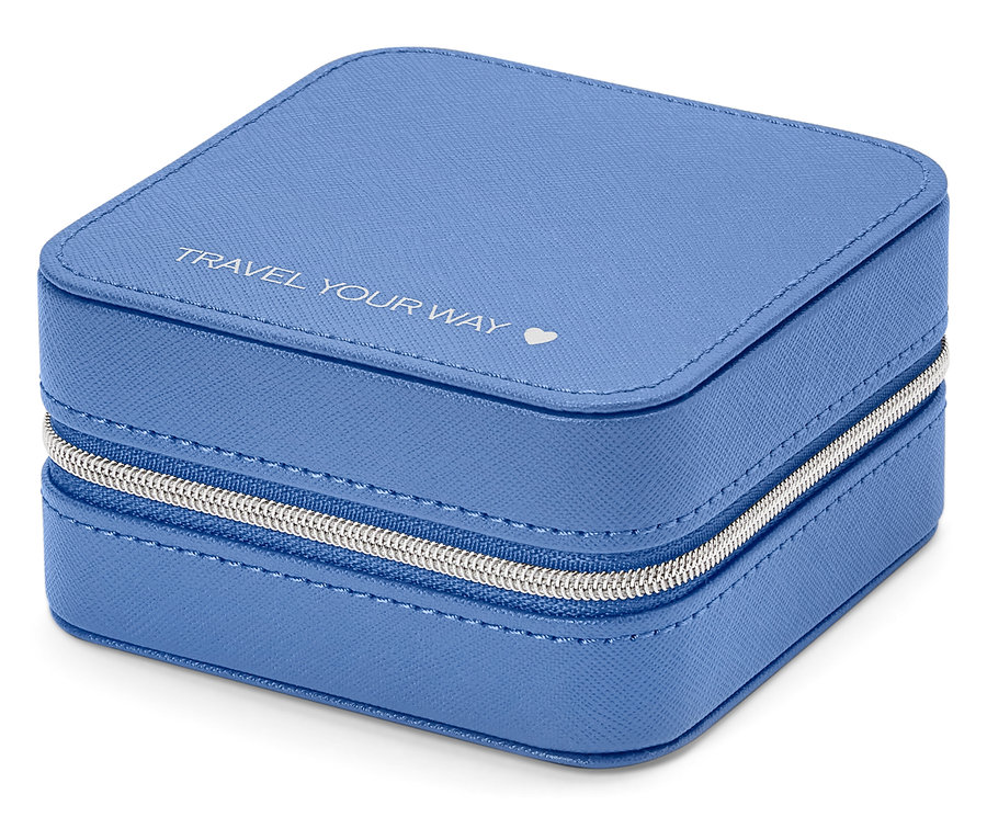 Gümüş fermuarlı ve "TRAVEL YOUR WAY" yazılı, açık mavi, kare mücevher kutusunun yakın çekimi.