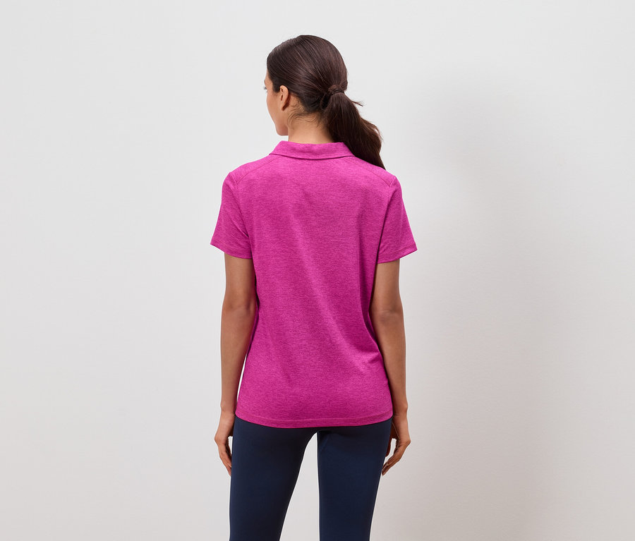 Atkuyruğu saçlı, pembe polo tişört ve lacivert pantolon giyen bir kadının arka görünümü.