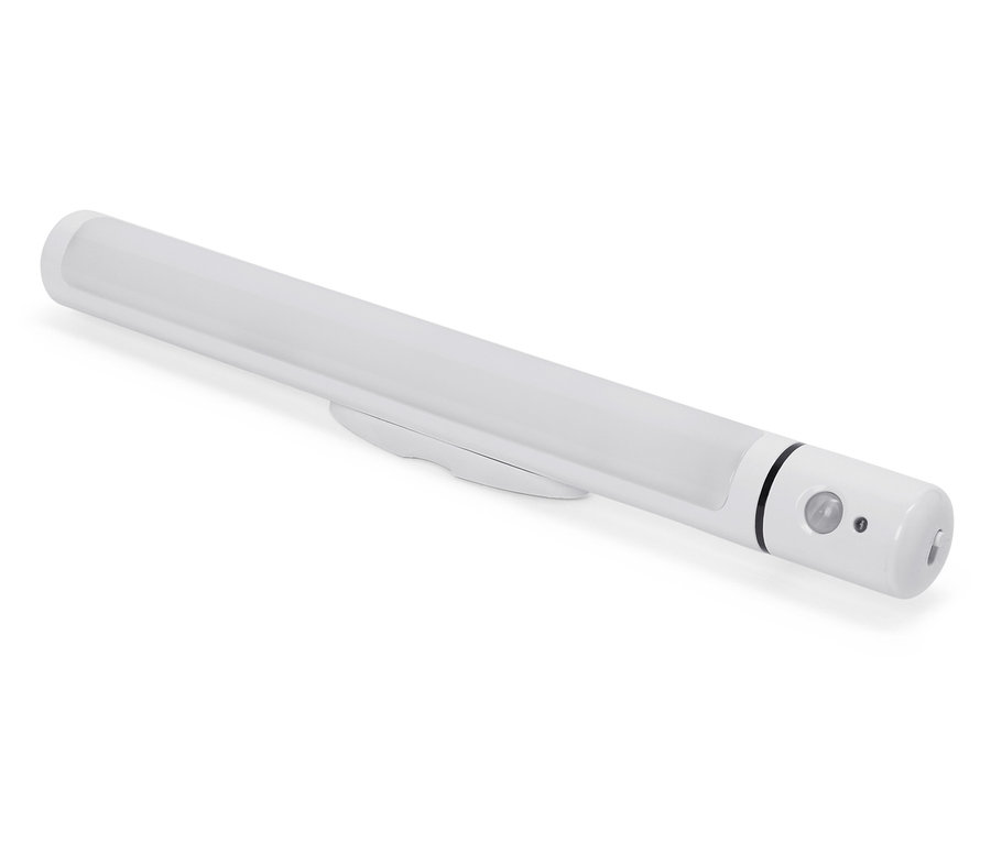 Beyaz bir yüzey üzerinde duran, hareket sensörlü beyaz bir LED lamba.