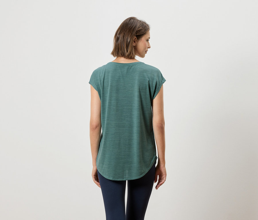 Kısa kahverengi saçlı, yeşil tişört ve lacivert tayt giyen bir kadının arka görünümü.