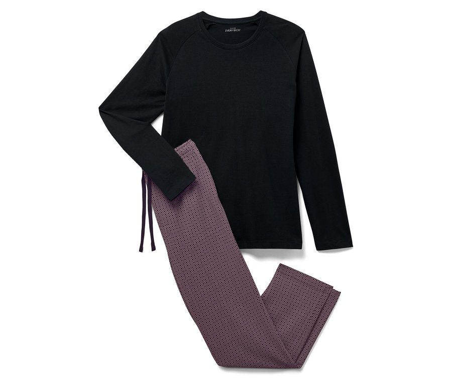 Siyah uzun kollu tişört ve desenli pantolon beyaz bir zeminde duruyor.