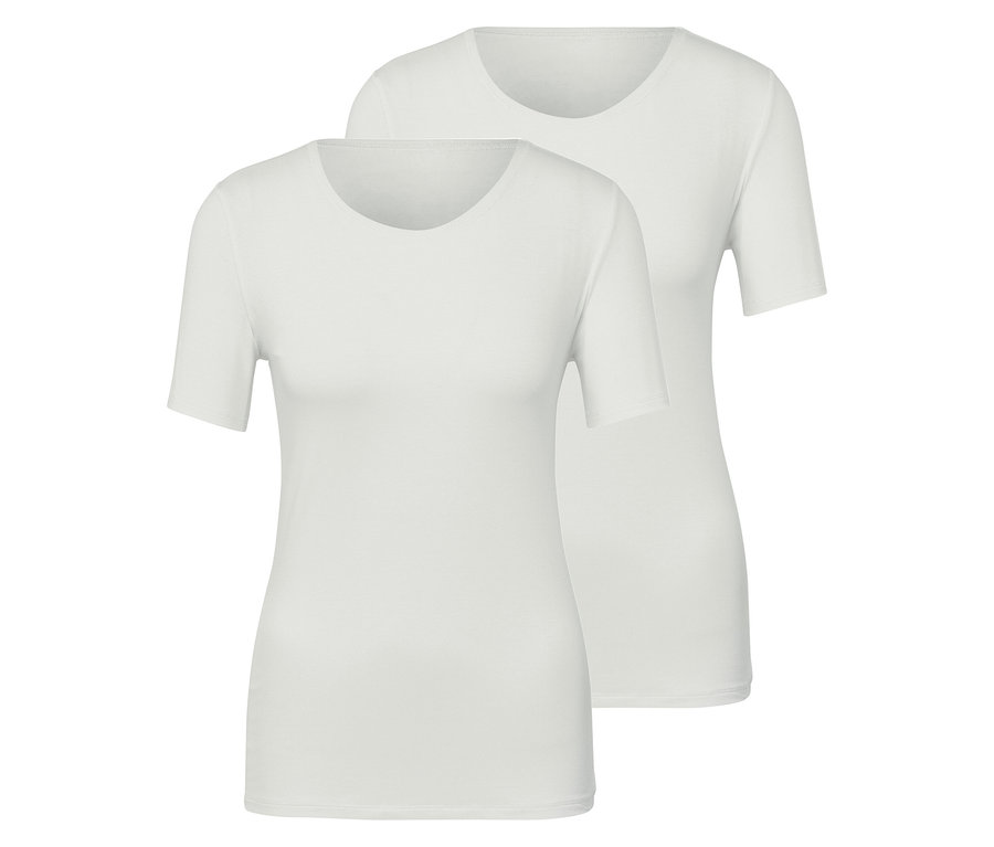 İki adet beyaz, kısa kollu tişört.