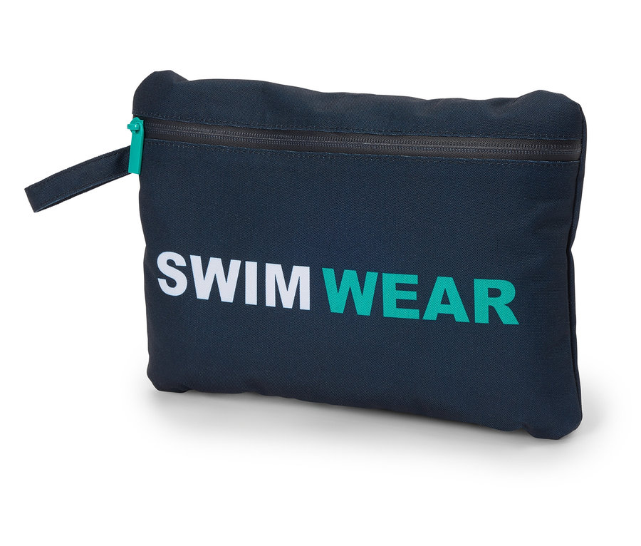 Üzerinde beyaz ve turkuaz renkte "SWIMWEAR" yazan lacivert bir çanta.