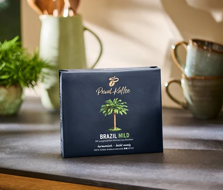 Bir paket Privat Kaffee Brazil Mild 500 g bir masanın üzerinde duruyor.