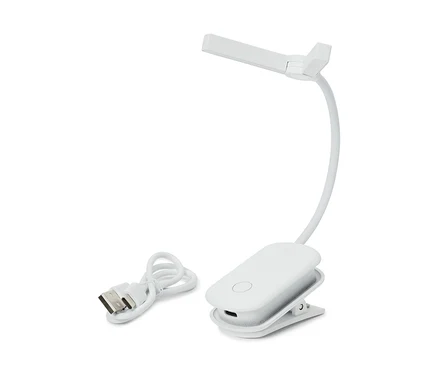 Beyaz renkli, esnek boyunlu ve dikdörtgen başlıklı mandallı lamba, yanında sarılı beyaz bir USB şarj kablosu.