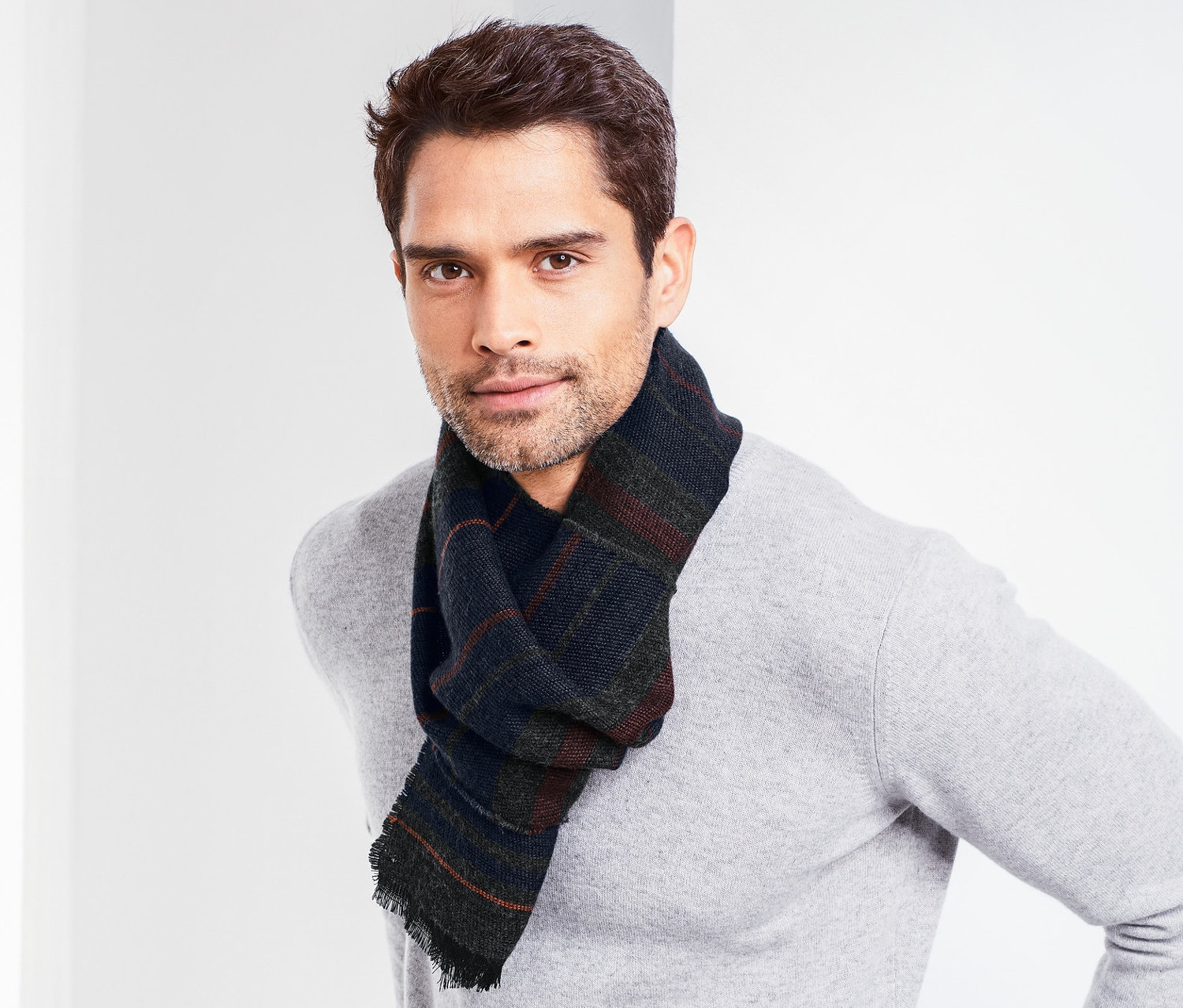 Adam dokuma şalla poz veriyor.