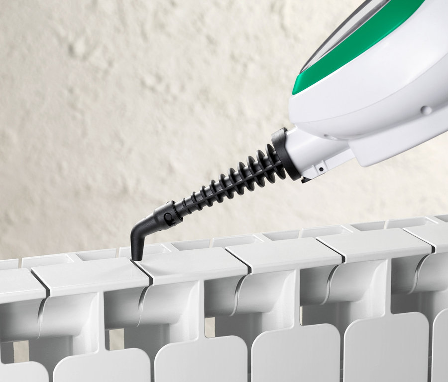 Radyatörü temizleyen Çok Fonksiyonlu Buharlı Paspas detayı.