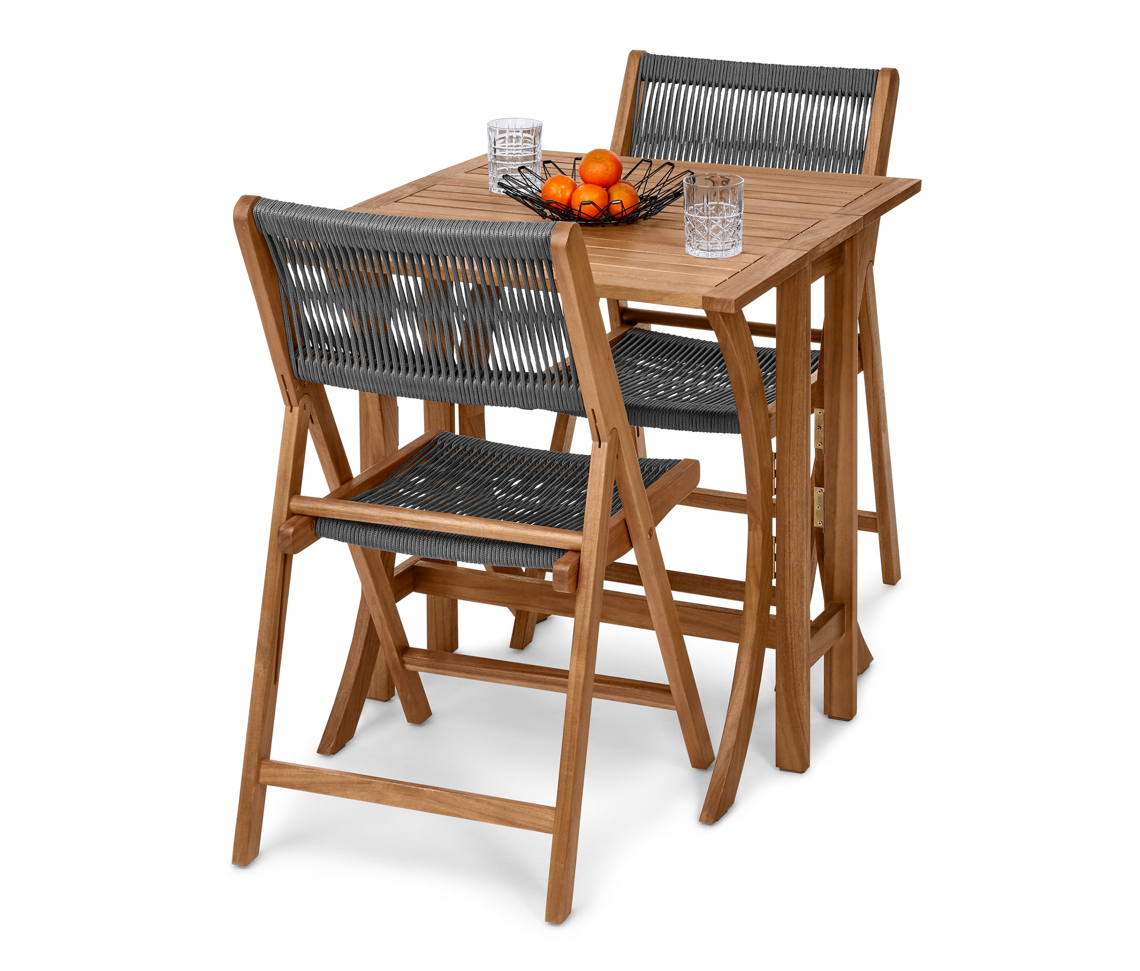 Katlanabilir balkon seti, iki sandalye ve bir masa. Masanın üzerinde bir kase meyve ve iki bardak var.