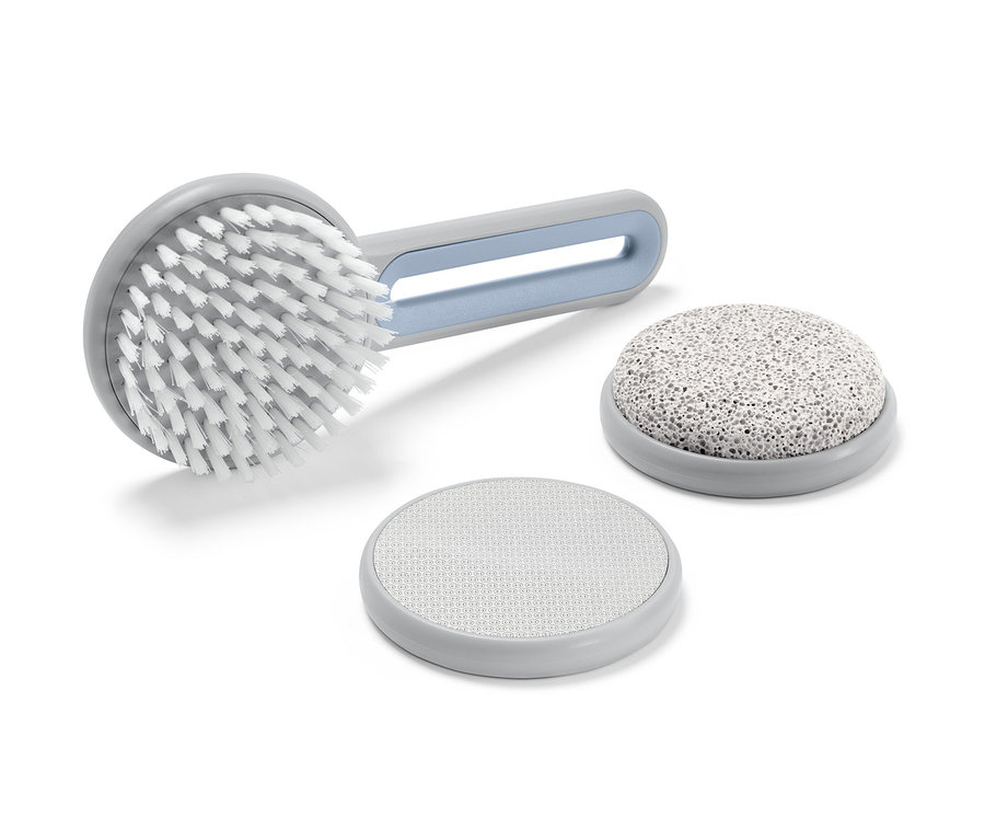 Fırça, ponza taşı ve ayak törpüsünden oluşan bir pedikür seti.