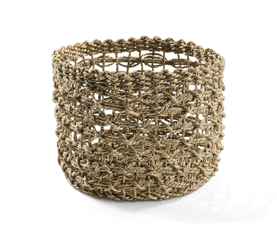 Beyaz bir arka plan üzerinde hasır bir saklama sepeti.