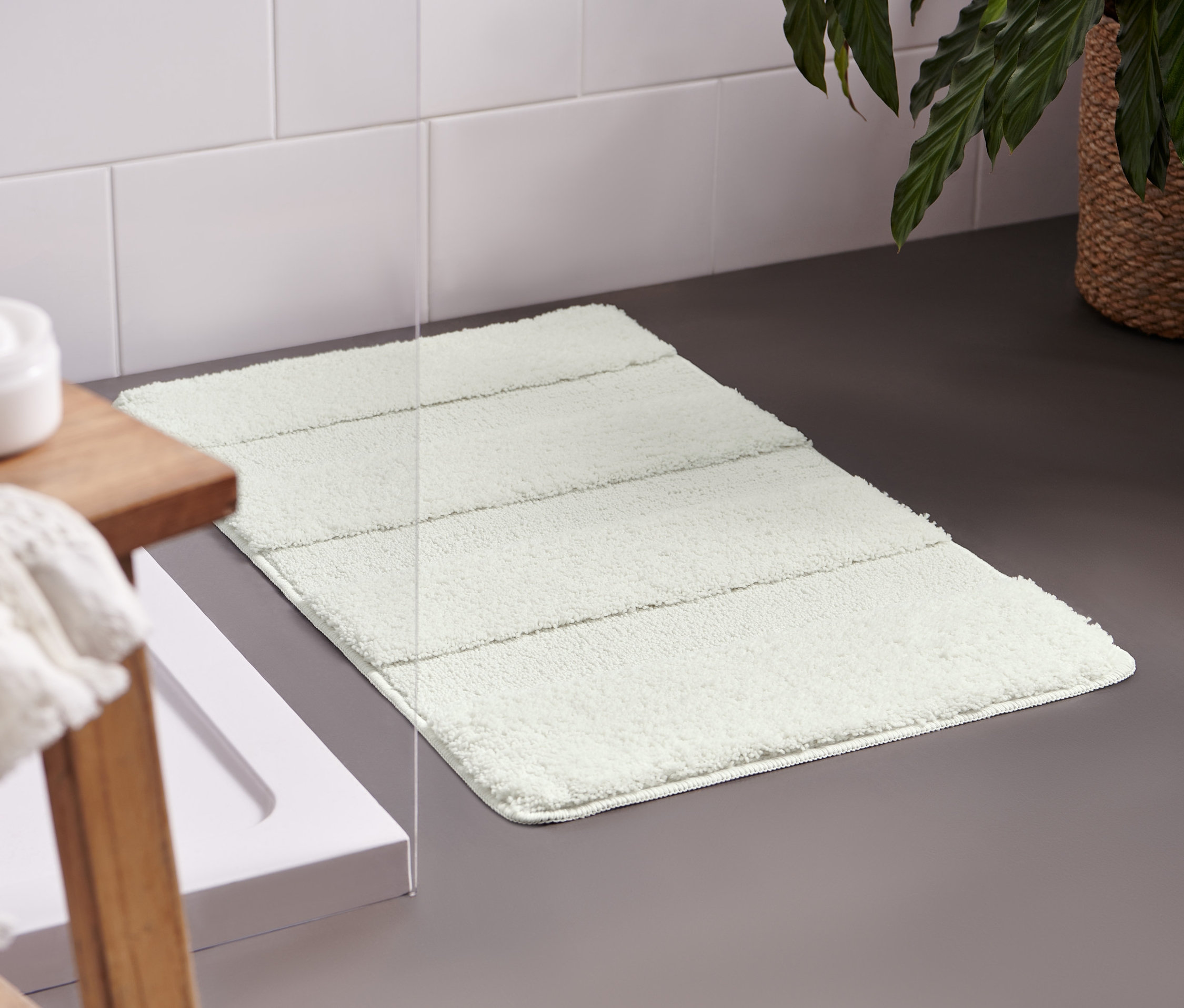 Beyaz Wellness Banyo Paspası, yakl. 50 x 80 cm, banyoda lavabonun yanında yerde duruyor.