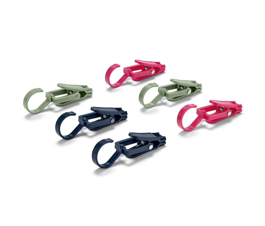 Yeşil, pembe ve mavi renklerde altı adet dış mekan klipsi.