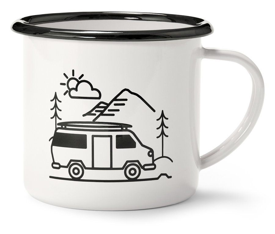 Çizilmiş bir manzaraya sahip 380 ml'lik emaye kahve kupasının yakın çekim görüntüsü.