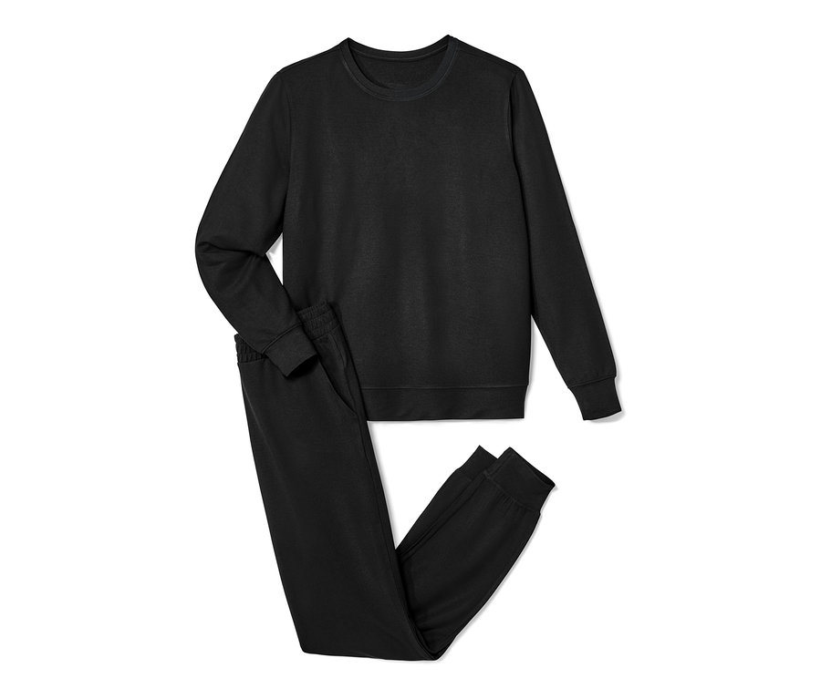 Uzun kollu bir üst ve eşofman altından oluşan siyah Günlük Eşofman Takımı.