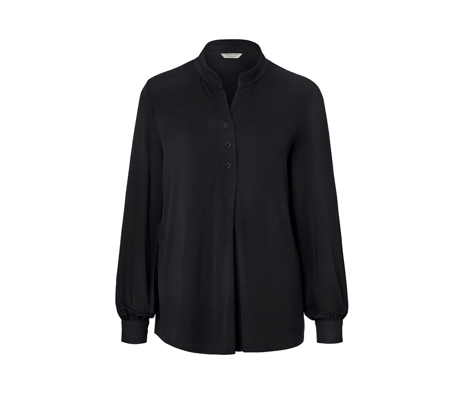 Siyah düğmeli bluz.