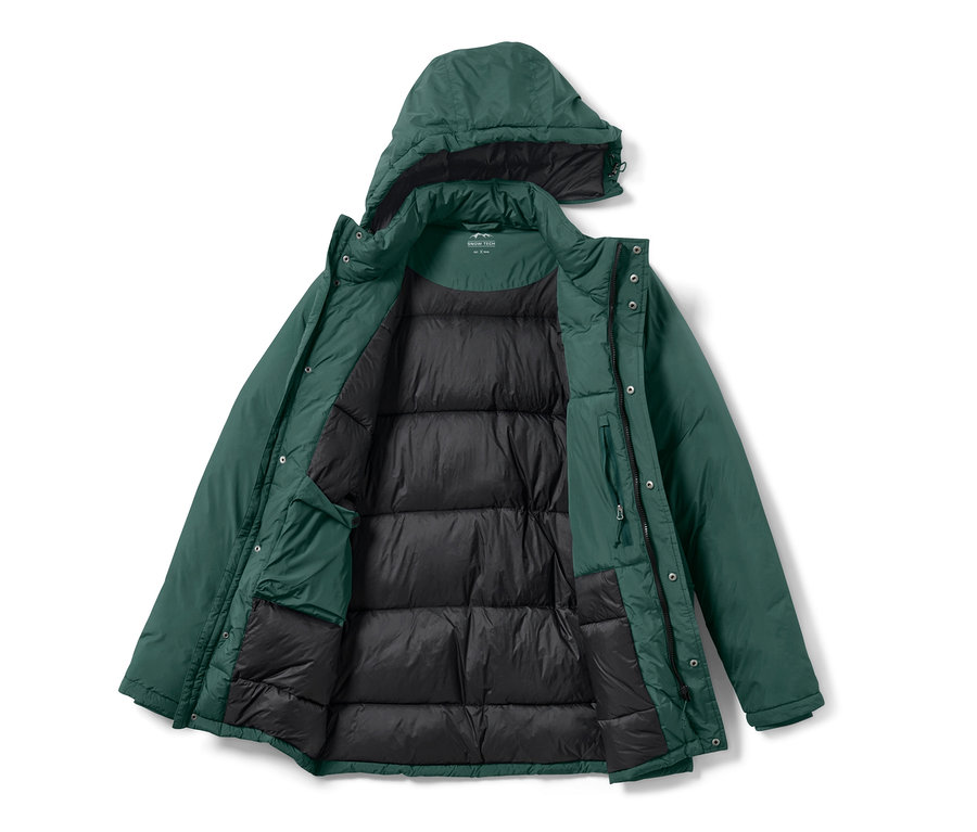 Siyah iç kısmı ve kapüşonu olan yeşil kapitone parka.