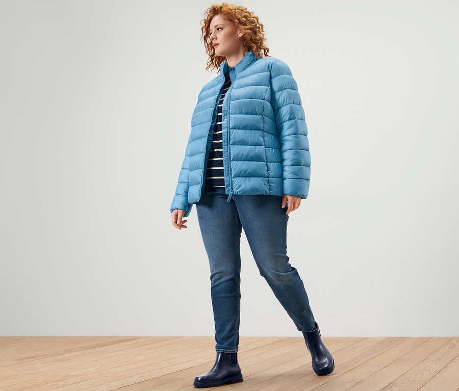 Kadın kapitone mont, çizgili 3/4 kollu tişört ve Fit Nelly treggings giyiyor.