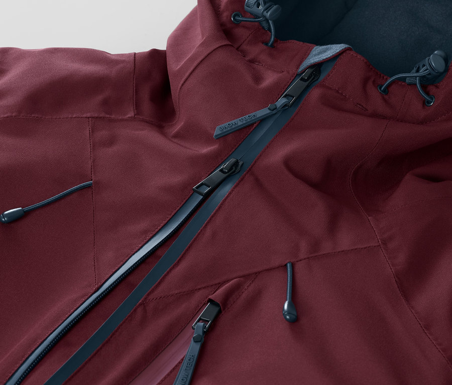 Fermuarlı ve kapüşonlu bordo kayak montu detayı.