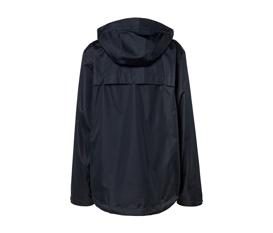 Kapüşonlu bir unisex yağmurluğun arka kısmının yakın çekimi.