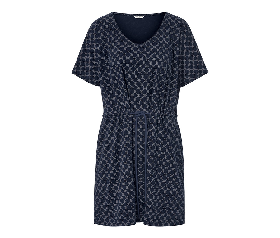 Desenli, kısa kollu lacivert plaj elbisesi.