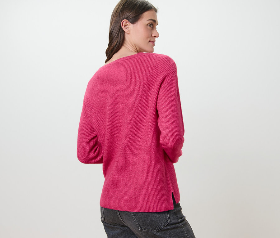 Kadın Ahududu Rengi Kalın Örgülü Kazak giyiyor.