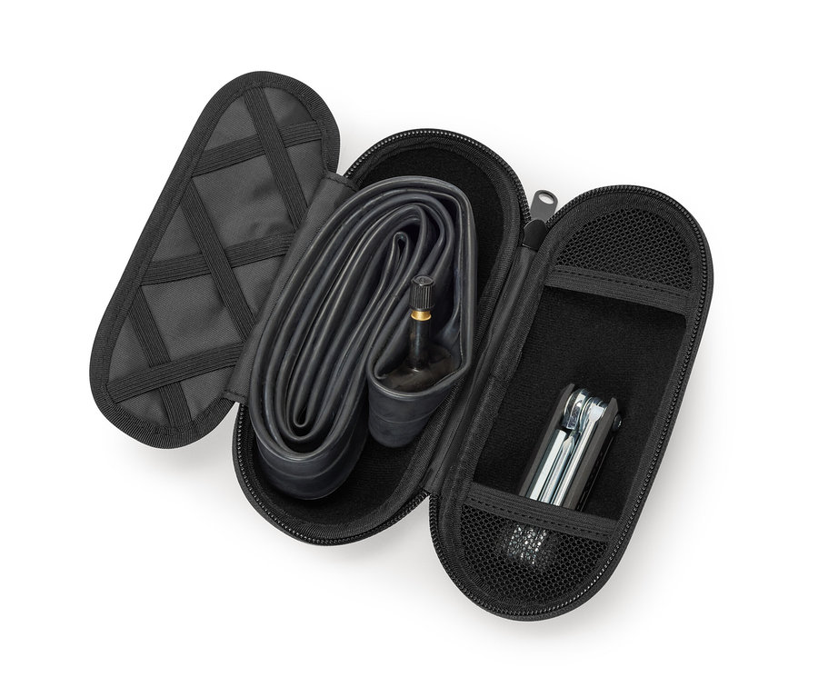 İçinde şambrel ve alet bulunan açık siyah Matara Tutucu Kutusu.