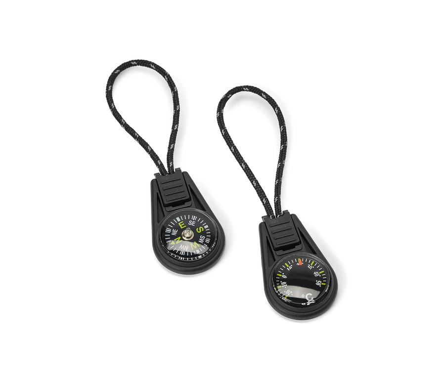 Beyaz bir arka planda duran iki adet fermuar ucu.