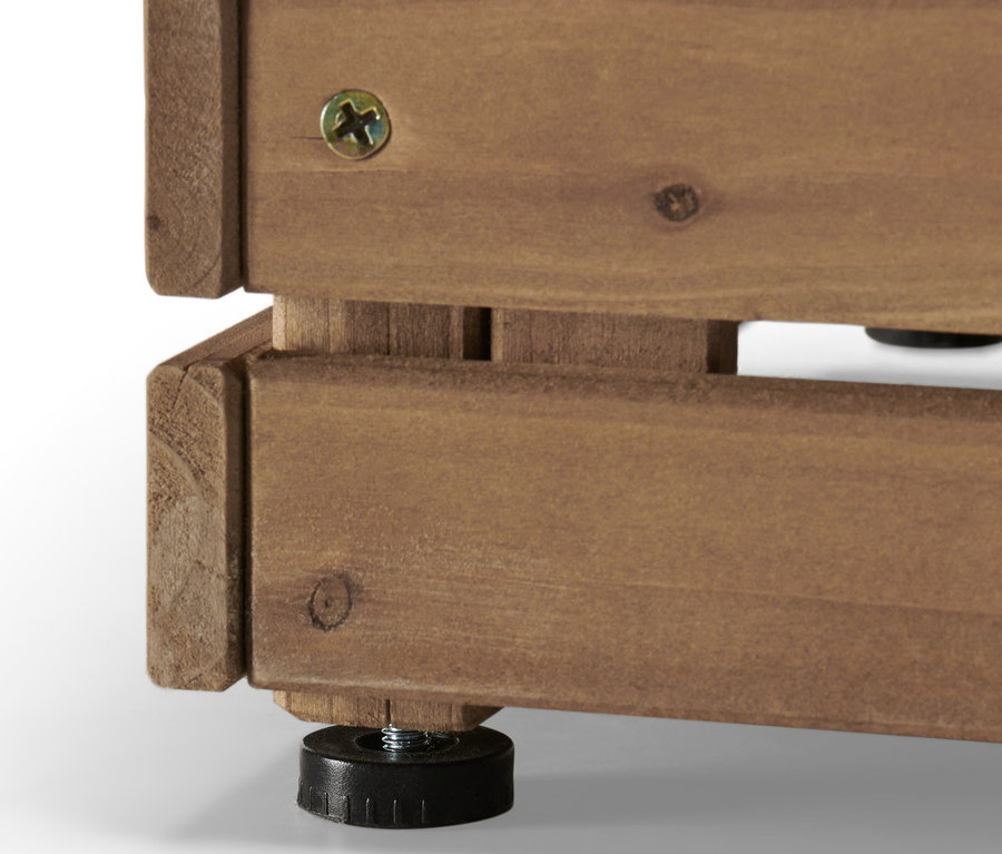 Siyah ayaklı Tinus sütun saksı setinin çerçevesinin yakın çekimi.