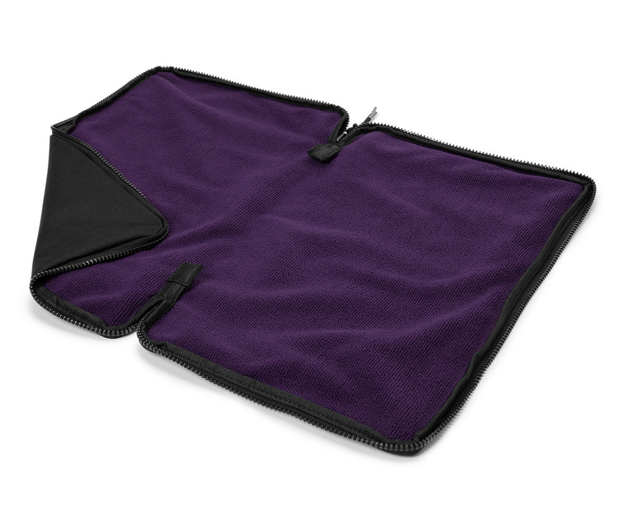 Siyah kenarlı ve fermuarlı mor bir battaniye.