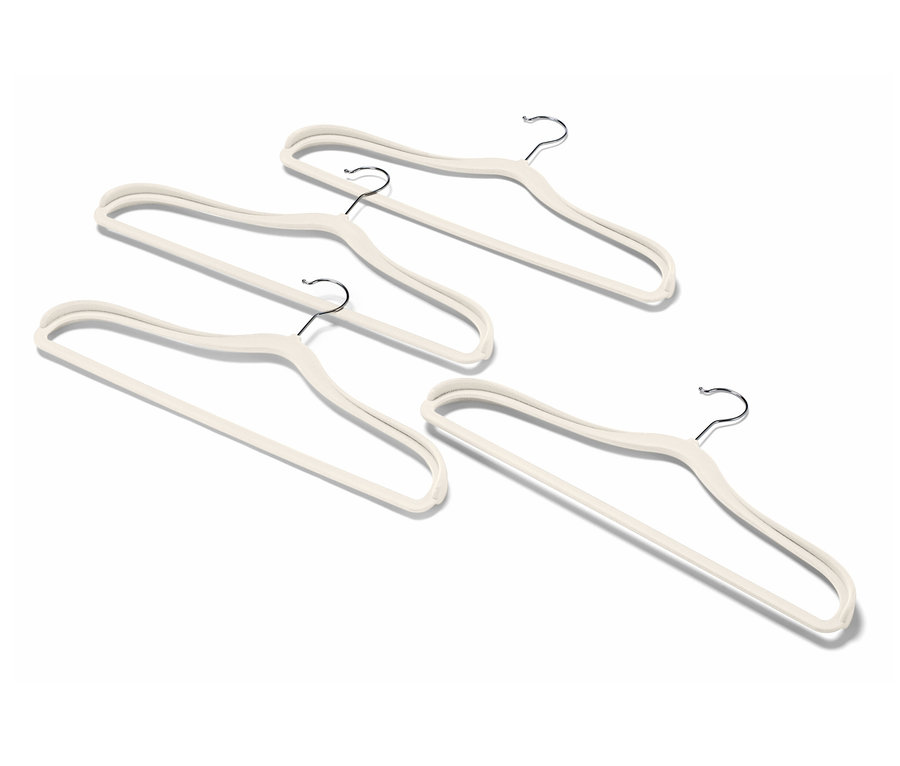 Beyaz bir arka planda krom kancalı dört bej renkli elbise askısı.