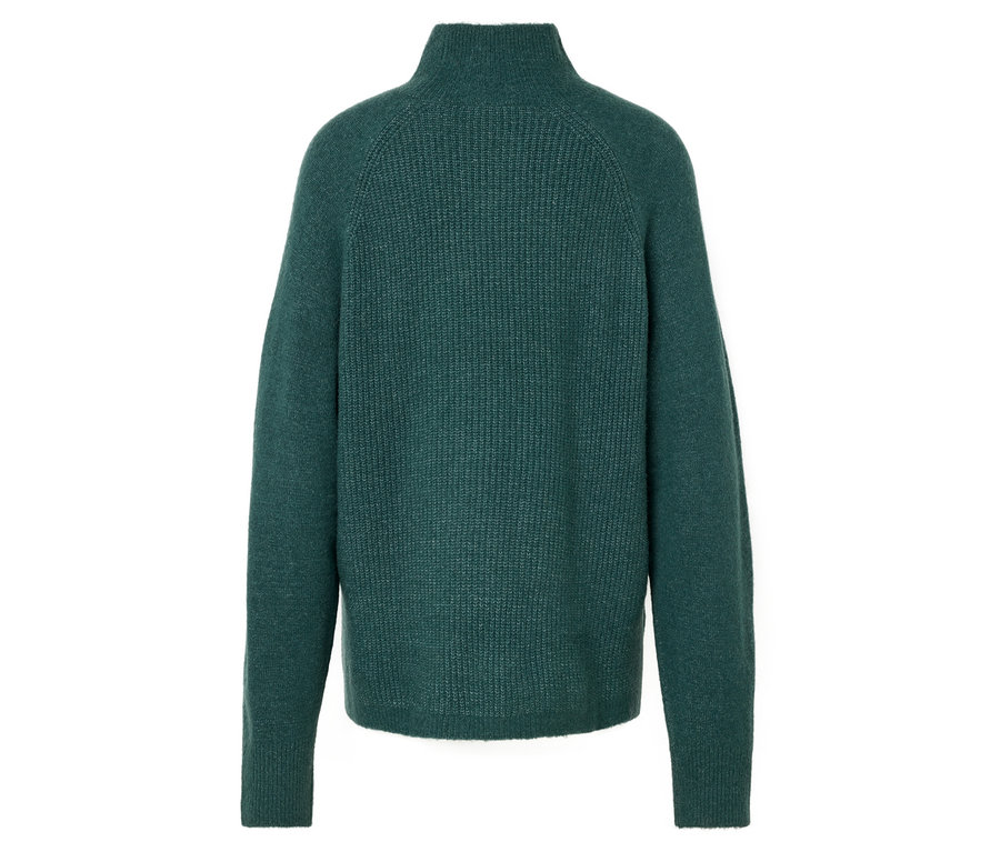 Yüksek yakalı, yeşil, örgü bir kazağın arka görünümü.