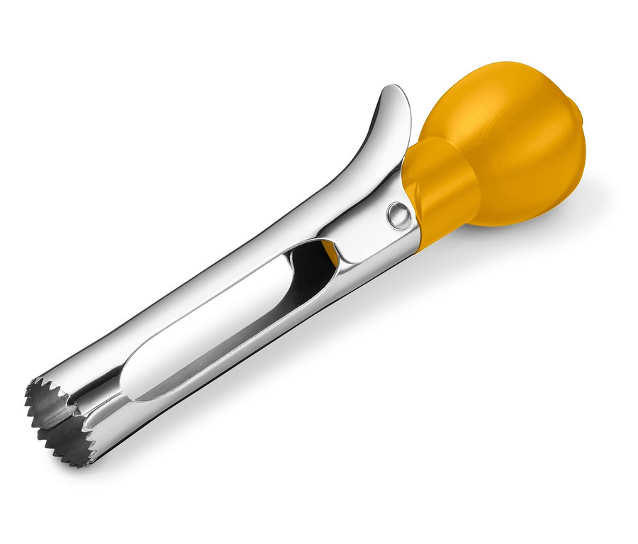 Beyaz bir arka plan üzerinde sarı saplı ve gümüş metal gövdeli bir elma çekirdeği çıkarıcı.