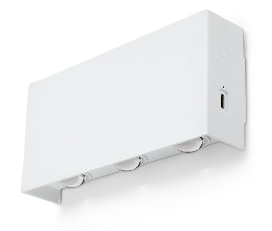 Üç ışıklı beyaz duvar lambası.