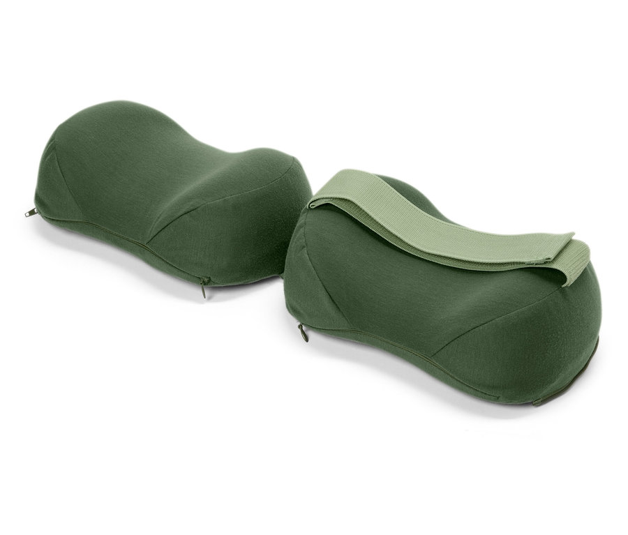 Beyaz bir arka planda iki adet yeşil yastık.