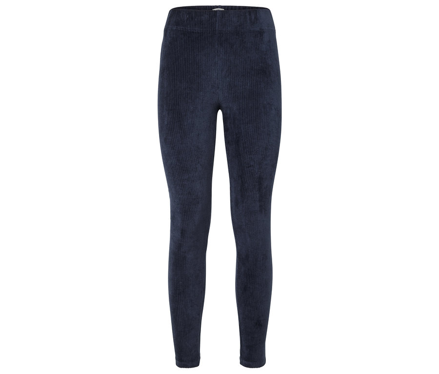 Beyaz bir arka plan üzerinde lacivert fitilli kadife pantolon.