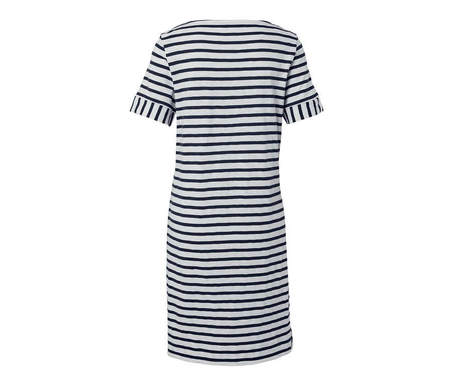 Mavi ve beyaz çizgili bir jarse elbisenin arka görünümü.