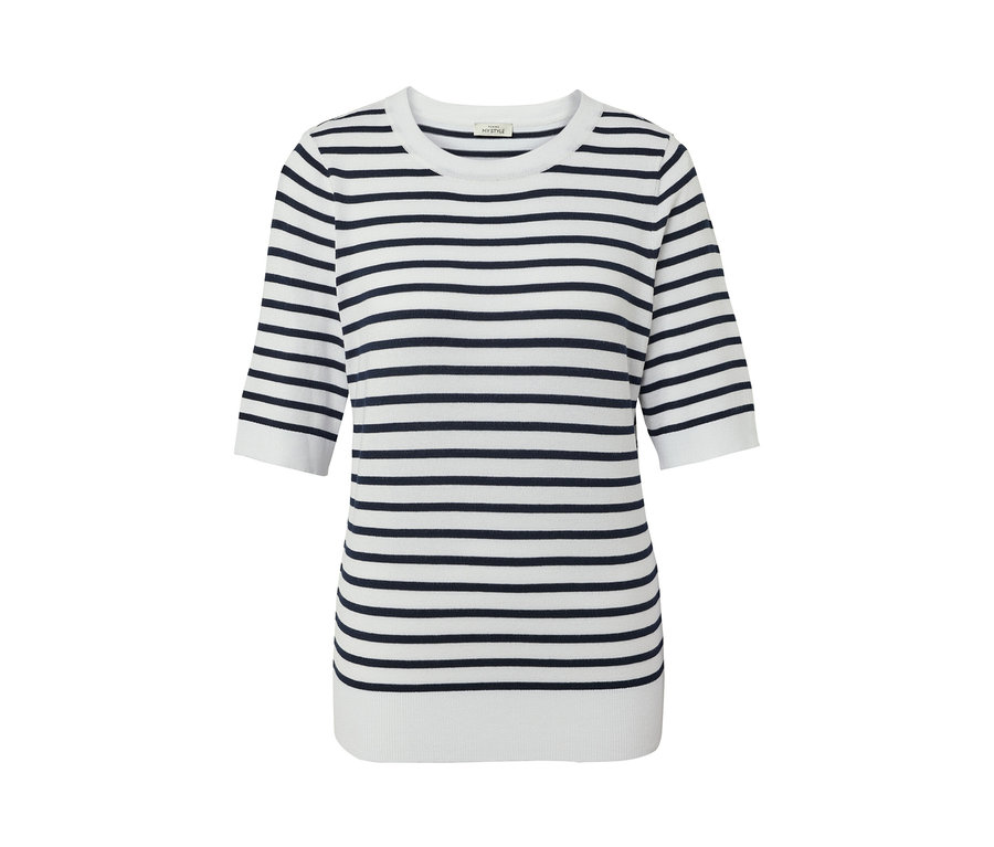 Kısa kollu, lacivert-beyaz çizgili, ince örgü kazak.