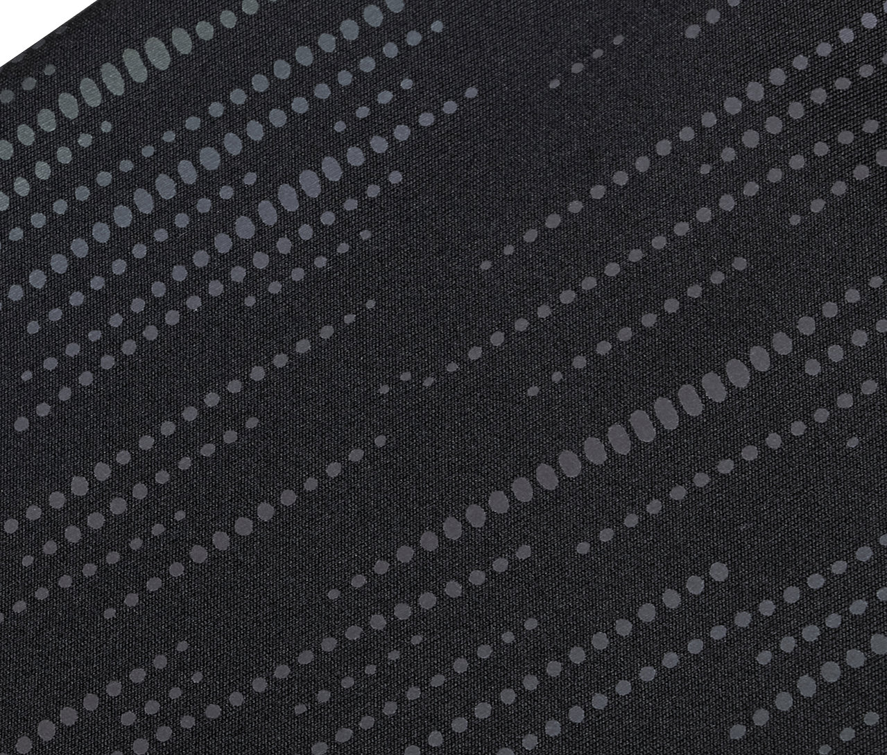 Siyah kumaşın çapraz gri noktalı şeritlerle yakın çekimi.