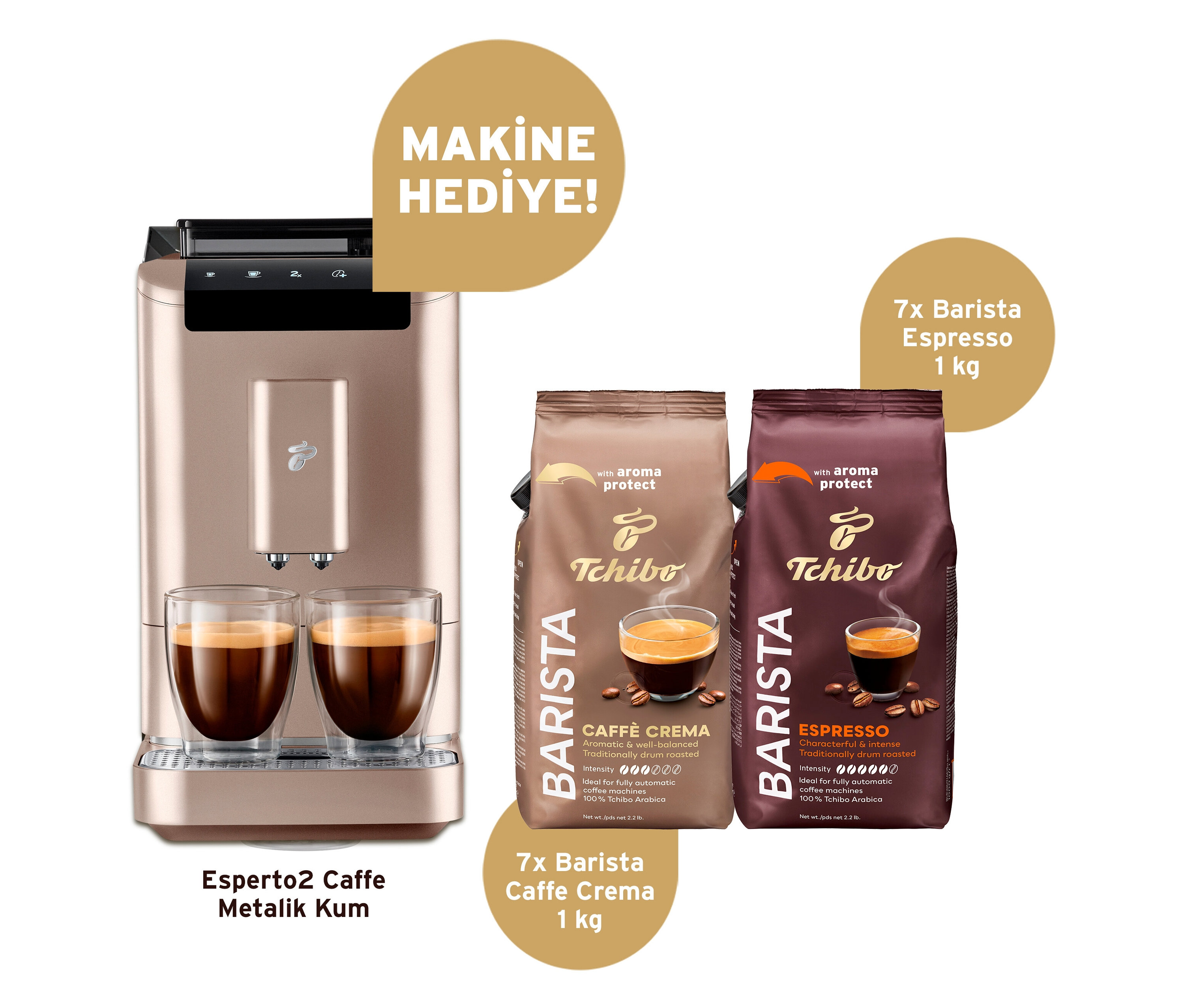Bir Esperto2 Caffe Met. Sand Advantage Pack kahve makinesi, iki kahve çekirdeği paketinin yanında duruyor. Kahve çıkışının altında iki bardak kahve duruyor. Tchibo Barista Kahve Seti – Esperto2 Kum Rengi Hediyeli.