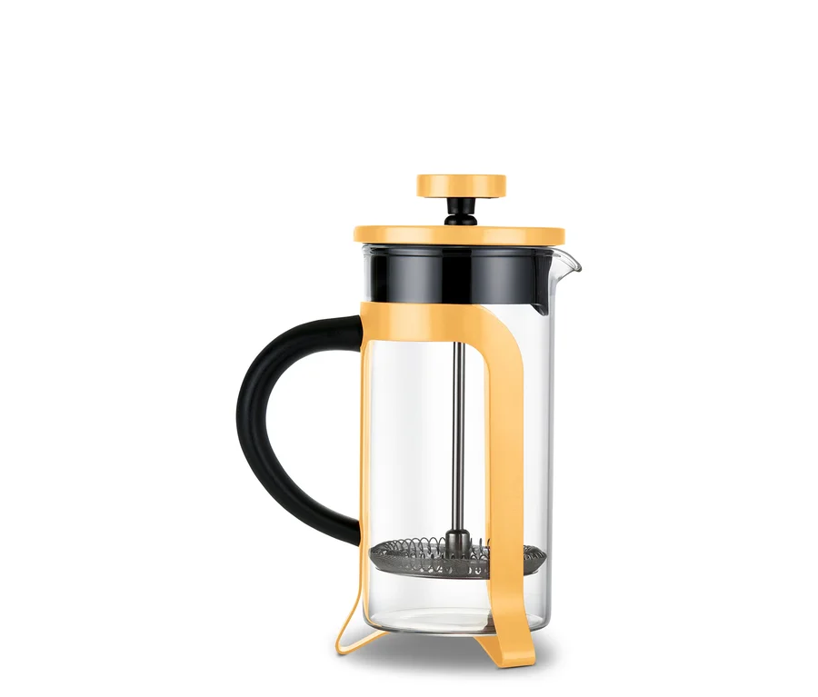 Beyaz bir arka planın önünde sarı çerçeveli ve siyah saplı cam bir french press.
