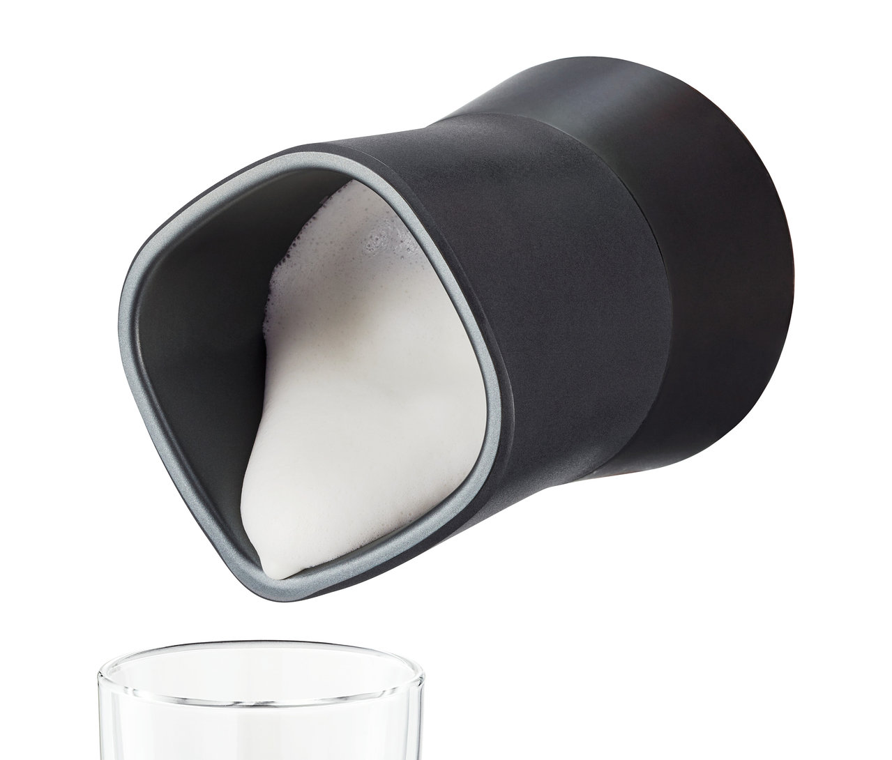 Siyah elektrikli süt köpürtücü, bir bardağa süt köpüğü döküyor.