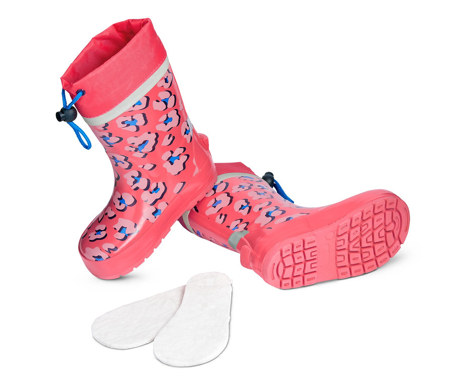Pembe hayvan desenli iki adet Çocuk Yağmur Çizmesi ve ayakkabı tabanlıkları.