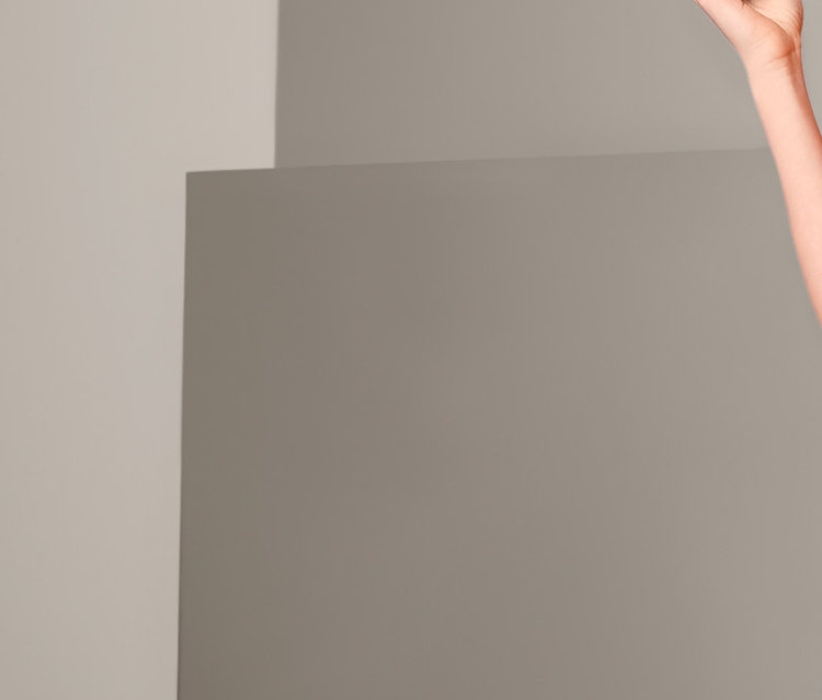 Kadın kırmızı tişört ve organik pamuklu bermuda şortla poz veriyor.